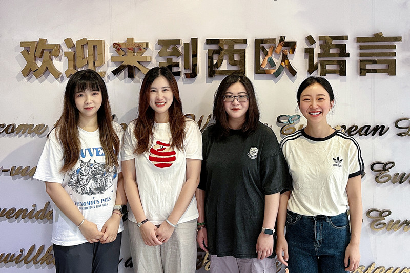 2025年6月16日，澳门金沙app西欧语言澳门金沙app意大利语专业叶萌教师团队（成员：顾茜 刘雨蒙 毛宏）凭借参赛课程《跨境电商意大利语》荣获第五届四川省高校教师教学创新大赛产教融合组三等奖 图片从左至右 叶萌 顾茜 刘雨濛 谭清月_副本.jpg